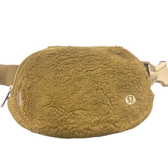 Lululemon Everywhere Belt‎ Bag Fleece Sherpa Burnt Caramel Fanny Pack Purse - Picture 2 of 9